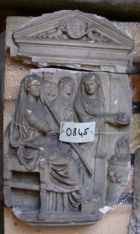 Fragment de tirage d’un relief représentant des femmes rendant un sacrifice