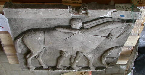 Tirage d’une frise représentant un cheval conduit derrière un char