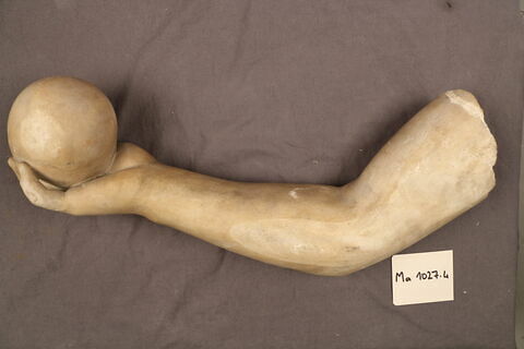 statue, image 2/2