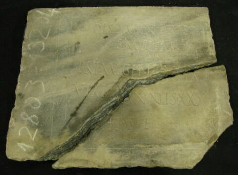 stèle ; inscription, image 2/2