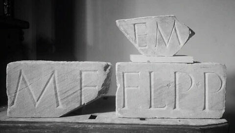 architrave  ; inscription, image 2/2