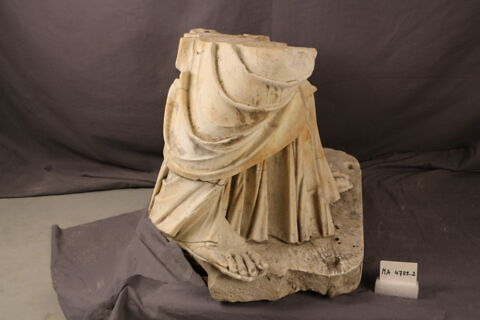 statue, image 2/4