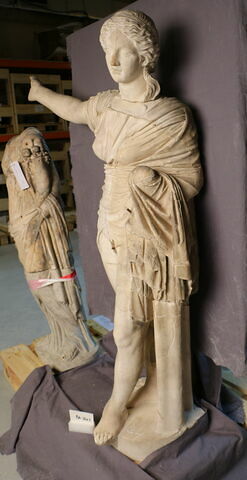 statue, image 2/2