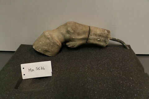 statue