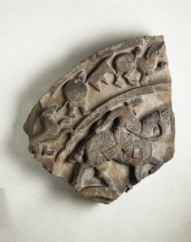 Fragment de tympan au cavalier, image 2/2