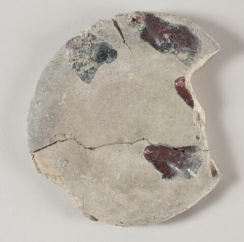 Galette ou disque d'argile fragmentaire (provenant certainement d'un four de potier)
