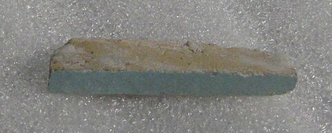 Fragment découpé dans une brique (?) glaçurée turquoise