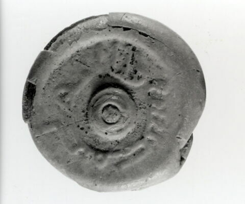 Disque orné d'une inscription illisible, image 2/2