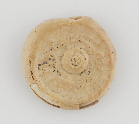 Disque orné d'une inscription illisible