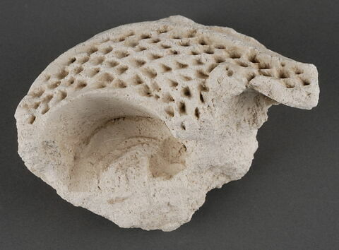 Fragment de stuc. Départ d'une volute à nid d'abeilles, image 1/1