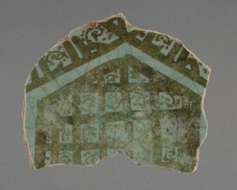 Fragment de fond de coupe au quadrillage bordé d'une inscription Kufique