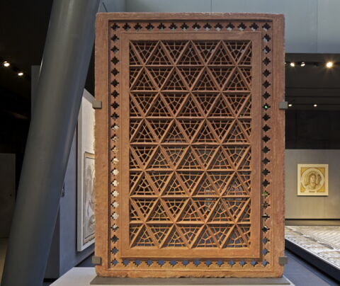 Jali (écran de fenêtre) au treillis de triangles isocèles, image 2/4