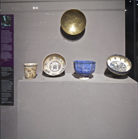 Coupe à décor de prince en trône, image 2/23