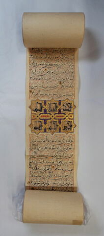Rouleau coranique : 26e juz' : de la sourate 46 (Al ʾahqaf, al-aḥqāf), verset 1 à la sourate 51 (Ceux qui se déplacent rapidement, al-ḏāriyāt), verset 30, image 10/15