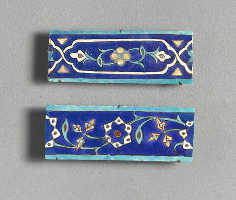 Fragment de carreau de revêtement à décor floral, image 2/2