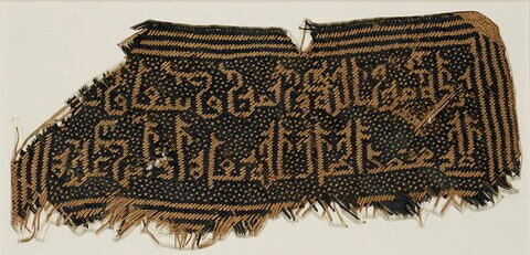 Fragment de natte ou d'éventail orné d'un décor épigraphique, au nom du calife al-Muktafi (?)