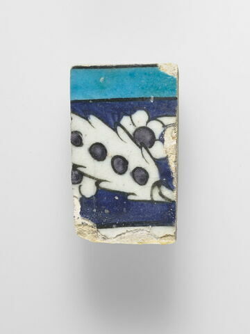 Fragment d'un carreau issu d'un panneau de revêtement aux vases fleuris, image 2/2