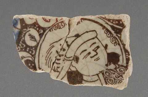 fragment de carreau au personnage coiffé de plumes de hiboux, image 1/1