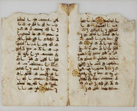 Double feuillet coranique : sourate 56 (Celle qui est inéluctable, al-wāqiʿa), versets 1 à 9 et sourate 57 (Le fer, al-ḥadīd), versets 11 à 13, image 3/3