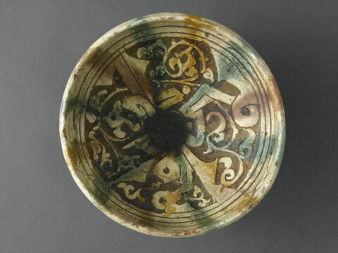 Coupe à décor de palmettes et de coulures, image 2/6