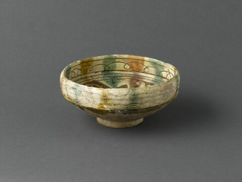 Coupe à décor de palmettes et de coulures, image 3/6