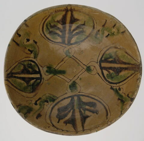 Grande coupe aux quatre mandorles et au ruban norié, image 2/2