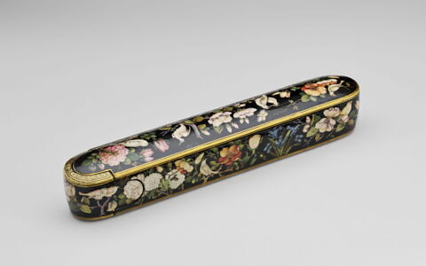 Plumier à décor floral dédié à Amin Sultan, image 2/20