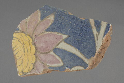 Fragment de carreau à la corolle de fleur