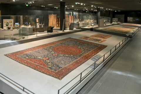 Tapis à décor de médaillons, image 3/12