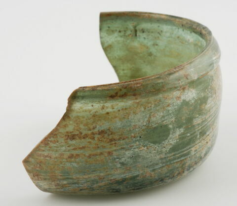 Moitié de coupelle à paroi droite et lèvre à petit bourrelet, image 2/2