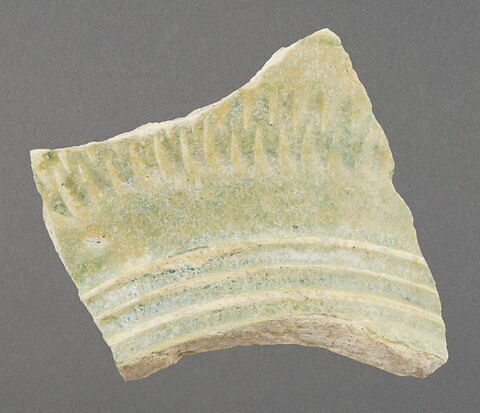 Fragment de base de col avec amorce d'épaule ou de panse à décor de rainures et de motif zigzag, image 1/1
