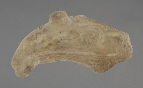 Moitié de corps de quadrupède décoré d'une demi-palmette en relief. Cahier d'inventaire : oiseau, image 1/1