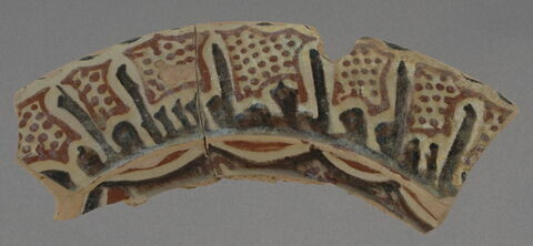 Fragment d'aile de plat à décor épigraphique, image 1/1