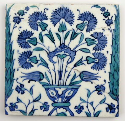 Carreau au vase d'oeillets à décor de tulipes et noeud bleu, image 2/2