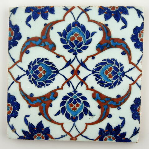 Carreau au réseau cruciforme de fleurons bifides rumi, de palmettes et de fleurs épanouies, image 2/2