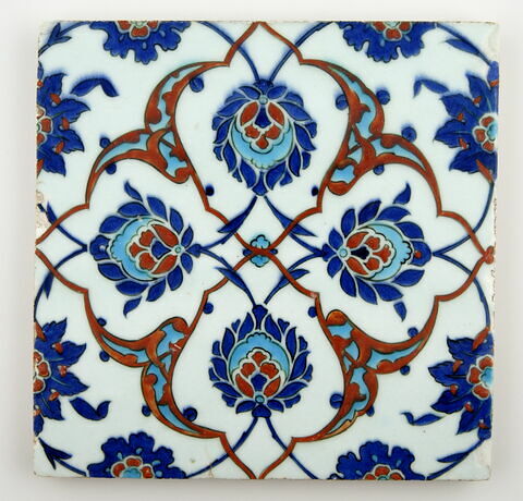 Carreau au réseau cruciforme de fleurons bifides rumi, de palmettes et de fleurs épanouies, image 2/2