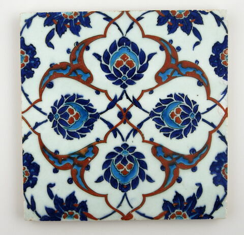 Carreau au réseau cruciforme de fleurons bifides rumi, de palmettes et de fleurs épanouies, image 2/2