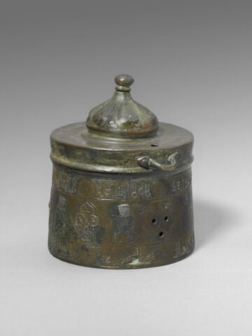 Encrier aux personnages et inscriptions votives, image 6/23