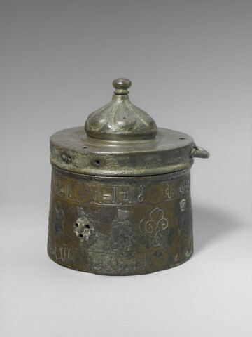 Encrier aux personnages et inscriptions votives, image 7/23