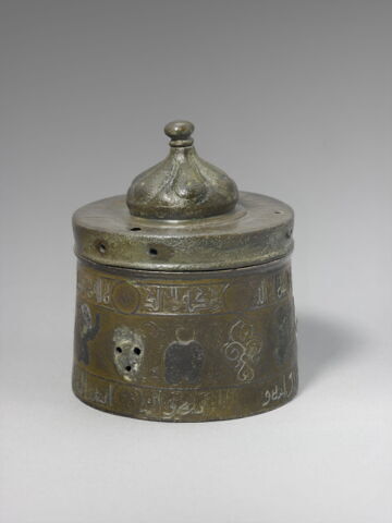 Encrier aux personnages et inscriptions votives, image 8/23