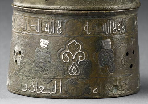 Encrier aux personnages et inscriptions votives, image 17/23