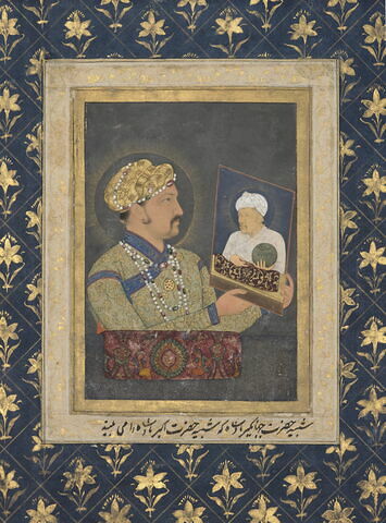 Portrait de l'empereur Jahangir tenant dans ses mains celui de son père, l'empereur Akbar (page d'album), image 2/3