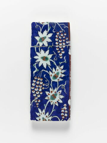 Carreau de bordure à décor de pampres (fragment), image 2/2