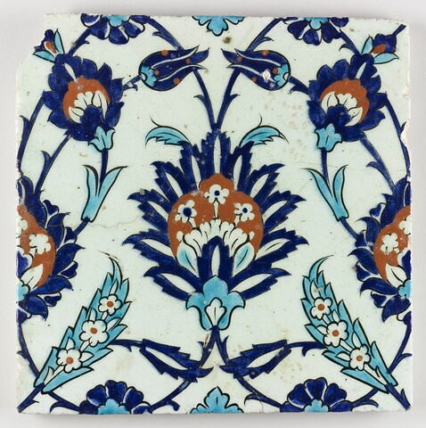 Carreau à la grande fleur épanouie au centre d'une composition florale