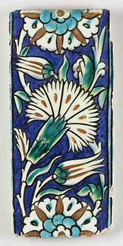 Carreau de bordure à l'oeillet et à la rosette sur fond bleu