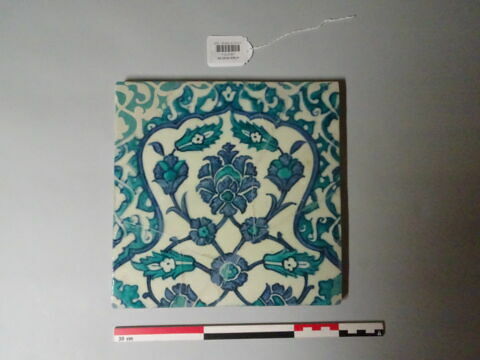 Fragment de carreau participant à un décor de niche fleurie