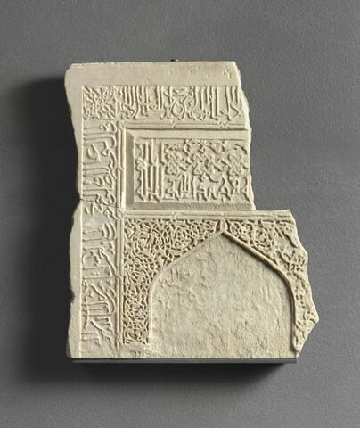 Pierre tombale fragmentaire en forme de mihrâb, image 1/1