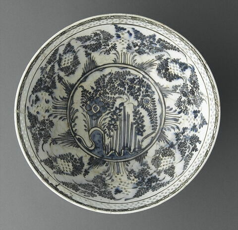 Bol à décor de feuillages et paroi repercée, image 3/3