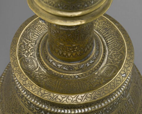 Chandelier au nom de Taqi al-din Abu Bakr, fils du juge ʿAbd al-Barr ibn al-Shiḥna, image 12/15