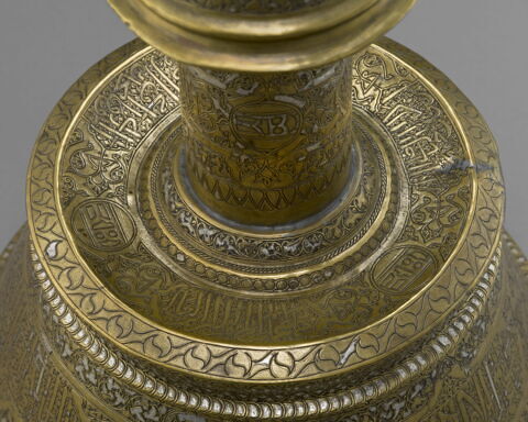 Chandelier au nom de Taqi al-din Abu Bakr, fils du juge ʿAbd al-Barr ibn al-Shiḥna, image 14/15